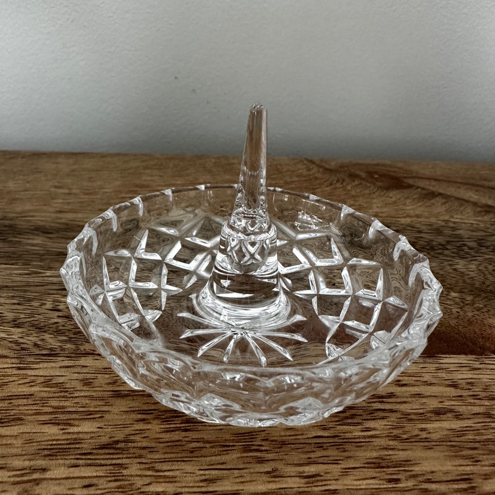 White Jewelry Organizer with Intricate Design and Center Post
